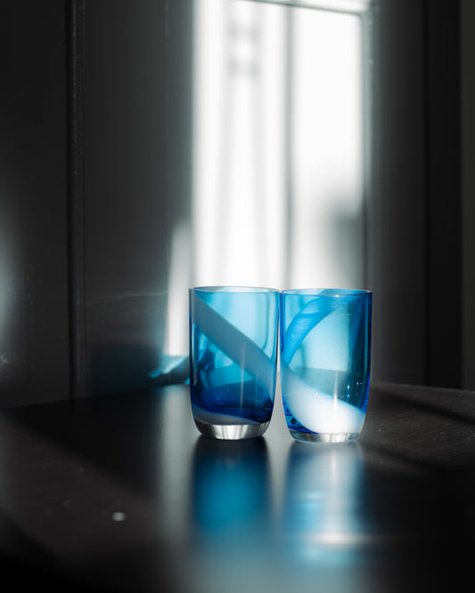 青と白の模様のガラス カップ 藍色白紋玻璃杯