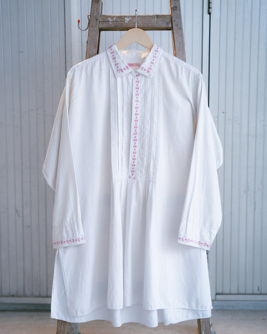 "KUNZ-ARUHAZ BUDAPEST" Embroidered Pullover Shirt