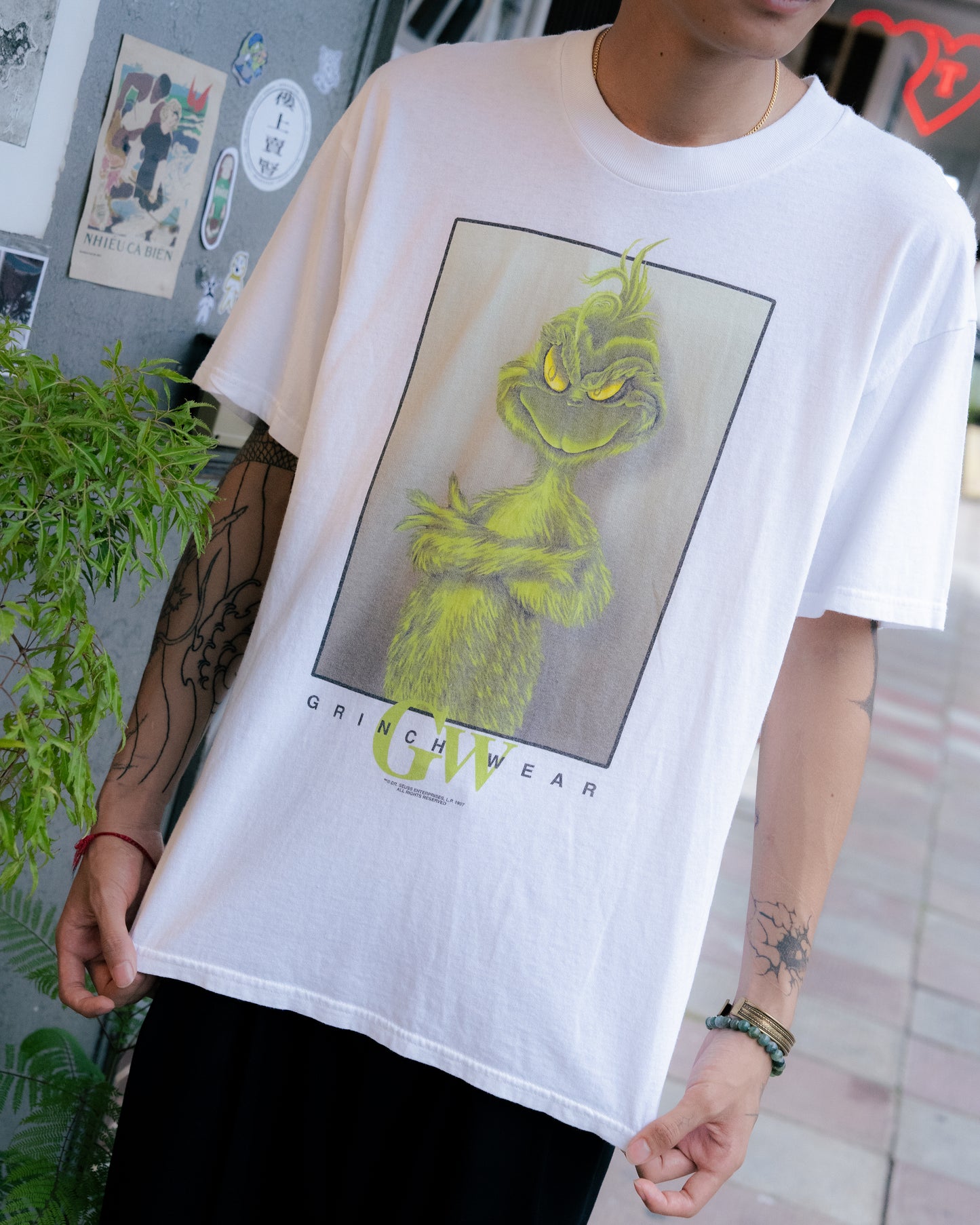 1990年代のドクター・スースのグリンチ グラフィックTシャツ