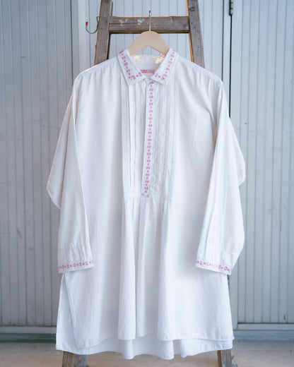 "KUNZ-ARUHAZ BUDAPEST" Embroidered Pullover Shirt