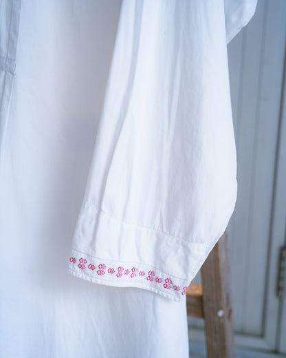 "KUNZ-ARUHAZ BUDAPEST" Embroidered Pullover Shirt