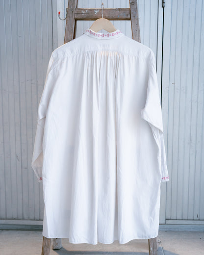 "KUNZ-ARUHAZ BUDAPEST" Embroidered Pullover Shirt