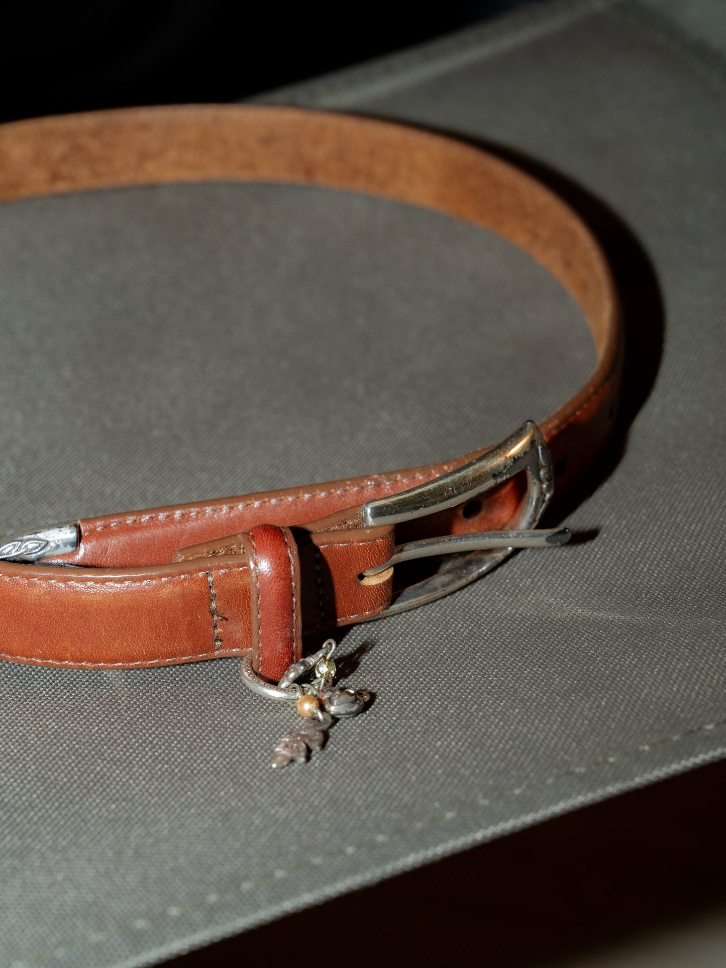 2000s "BRIGHTON" B7407 Silver Buckle & Heart Flower Charms Leather Belt