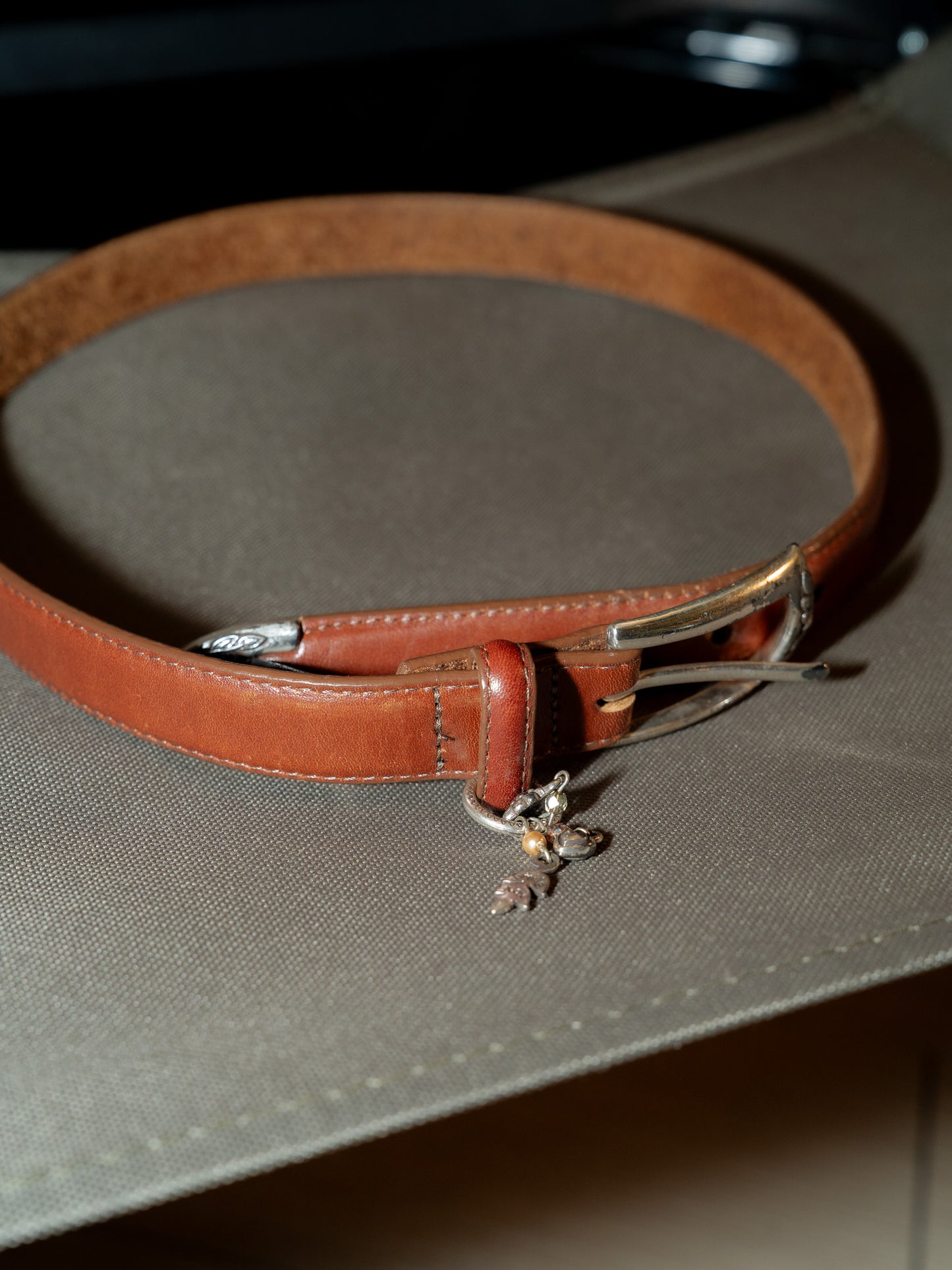 2000s "BRIGHTON" B7407 Silver Buckle & Heart Flower Charms Leather Belt