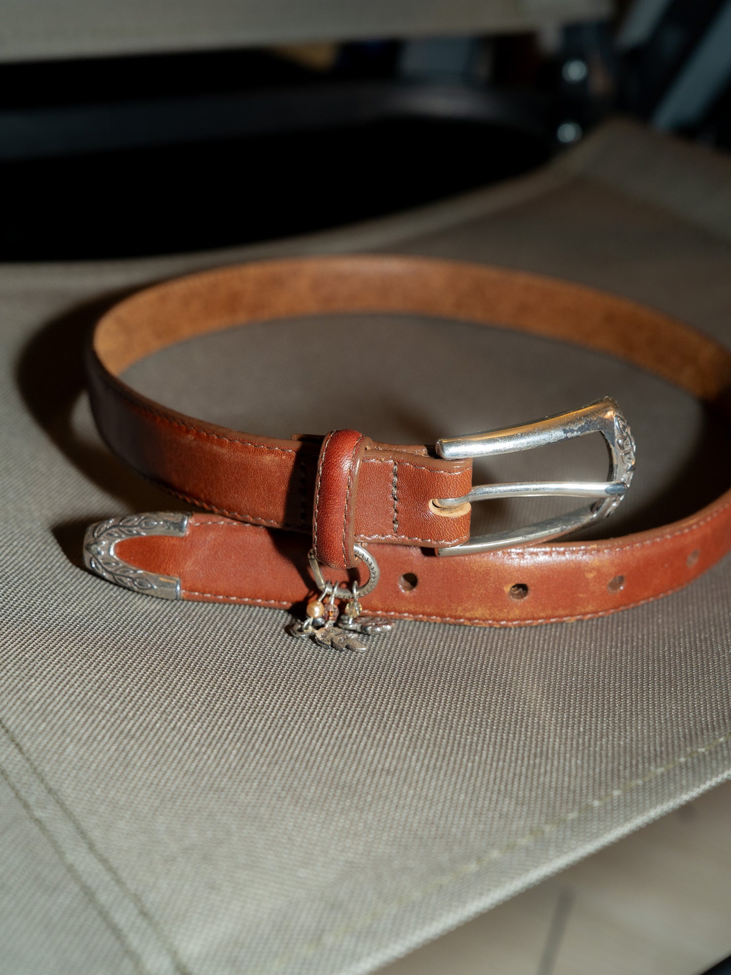 2000s "BRIGHTON" B7407 Silver Buckle & Heart Flower Charms Leather Belt