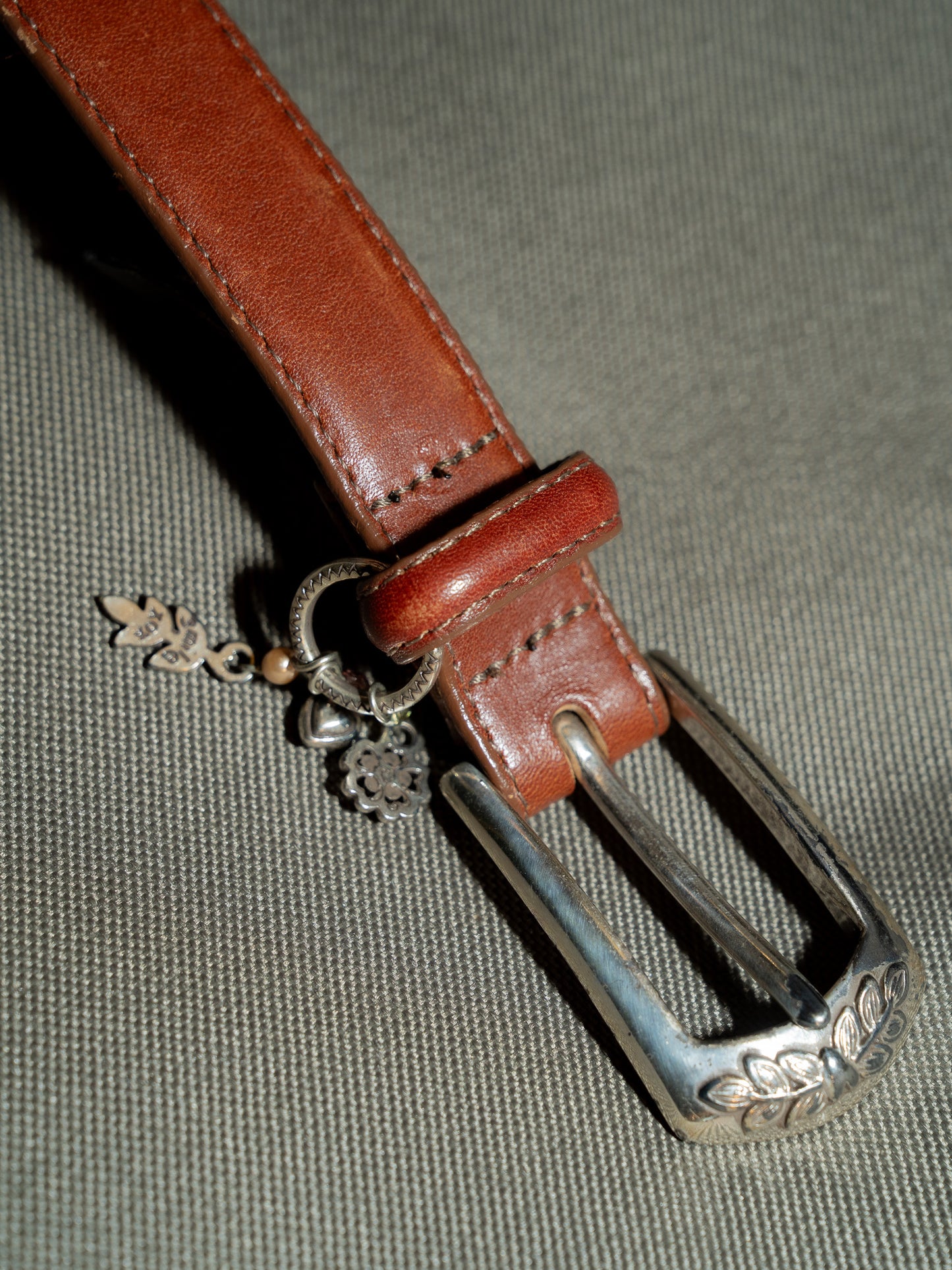 2000s "BRIGHTON" B7407 Silver Buckle & Heart Flower Charms Leather Belt