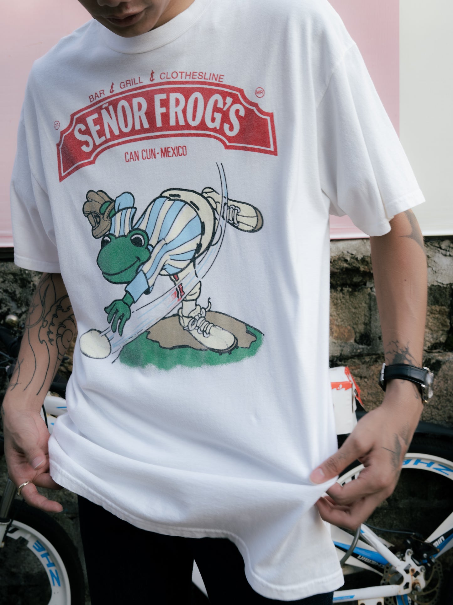 1990's "CARLOS 'N CHARLIE'S" Señor Frog's Tee