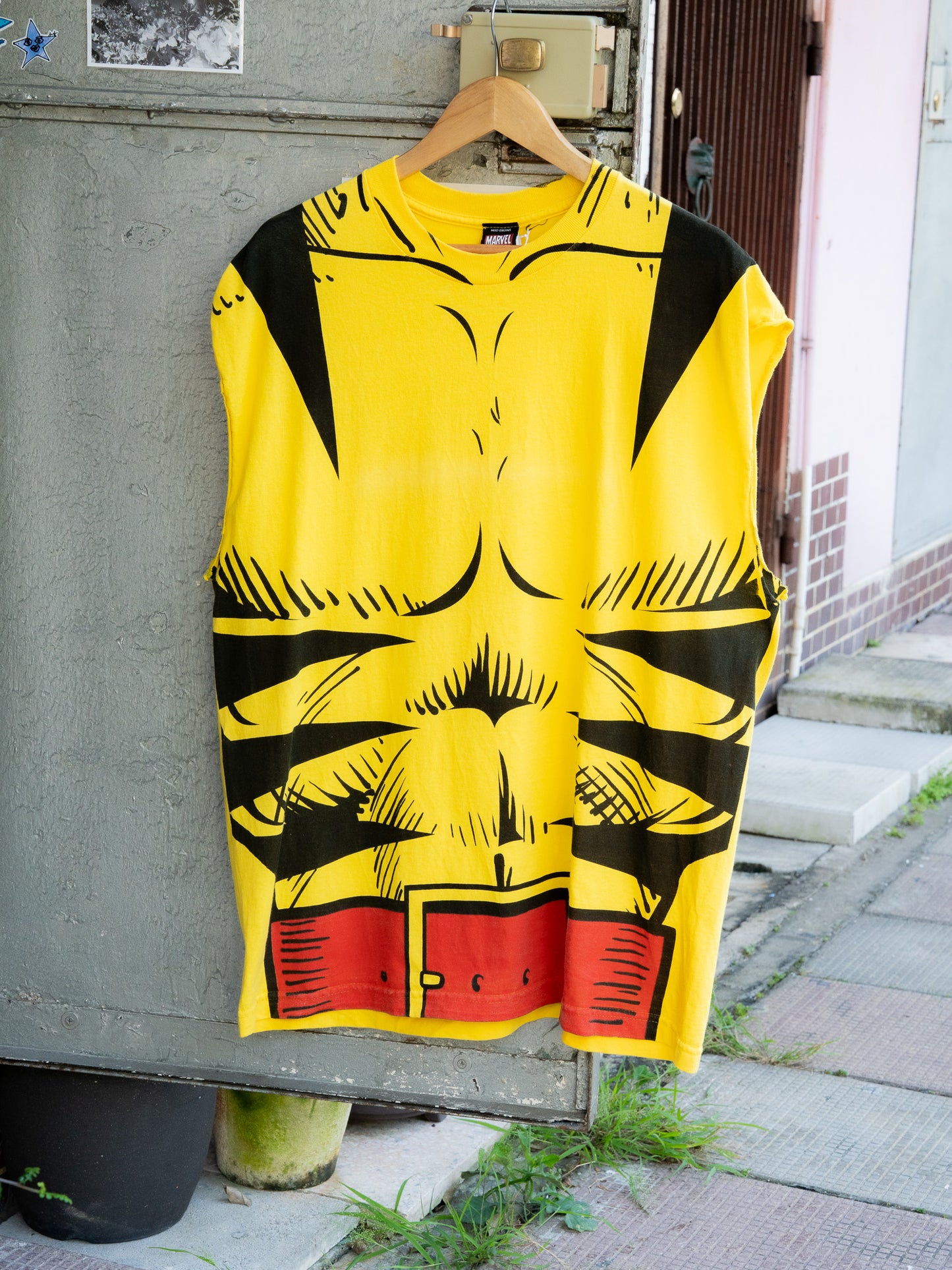 2000s "Mad Engine" Marvel Wolverine Muscle Costume Cropped Sleeves Tee