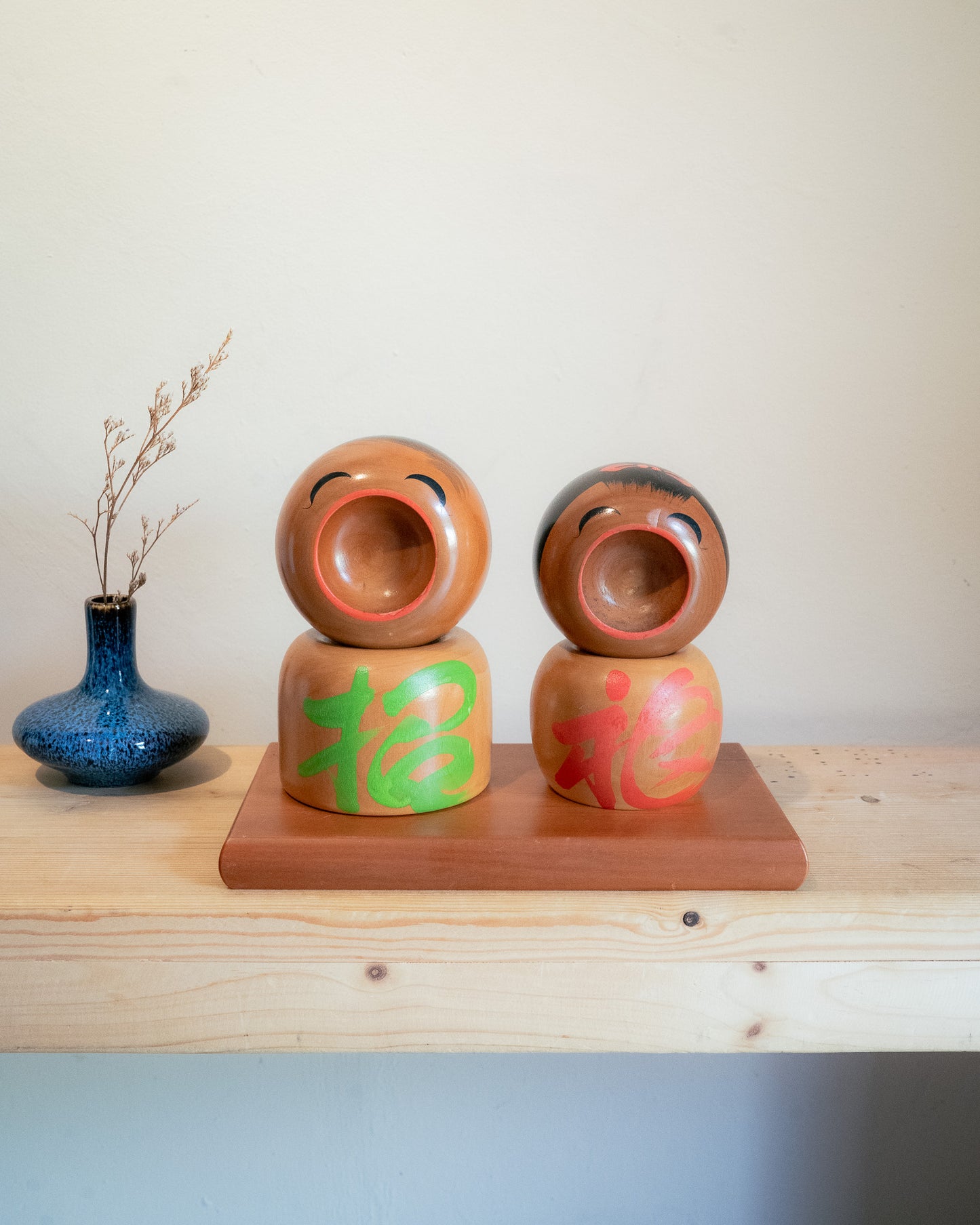 Japanese Wooden "招福" Kokeshi Dolls Holder Set - Showa Era
