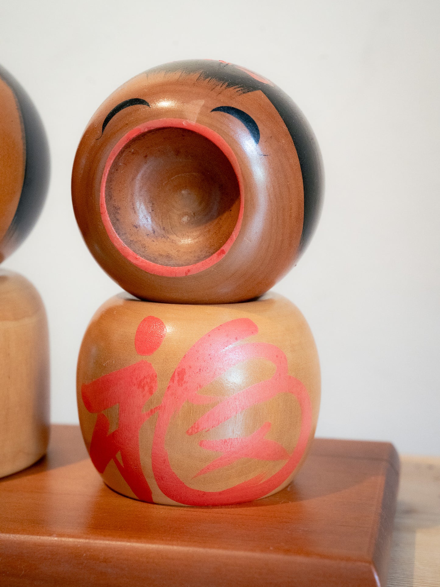 Japanese Wooden "招福" Kokeshi Dolls Holder Set - Showa Era
