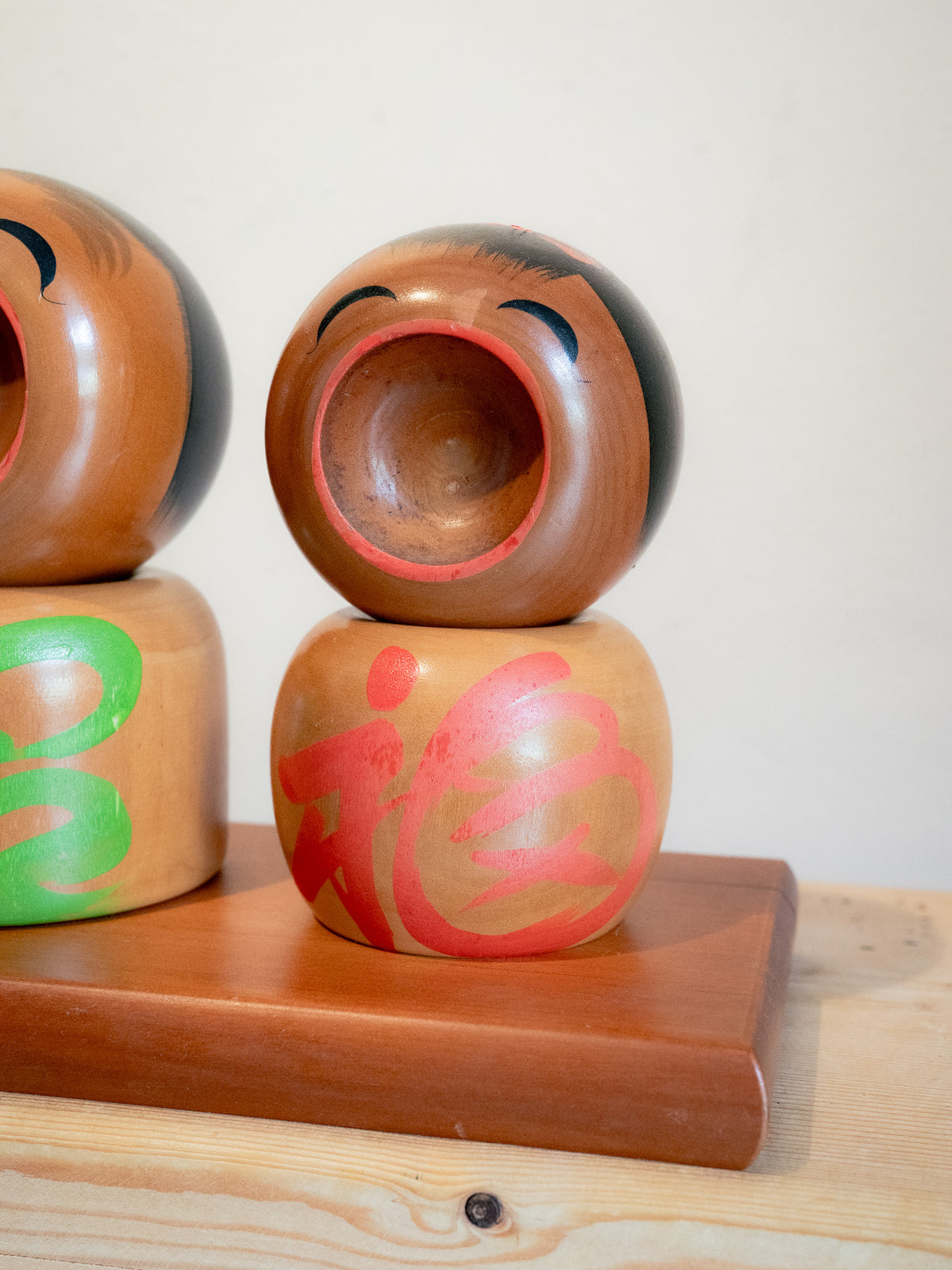 Japanese Wooden "招福" Kokeshi Dolls Holder Set - Showa Era