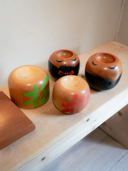 Japanese Wooden "招福" Kokeshi Dolls Holder Set - Showa Era