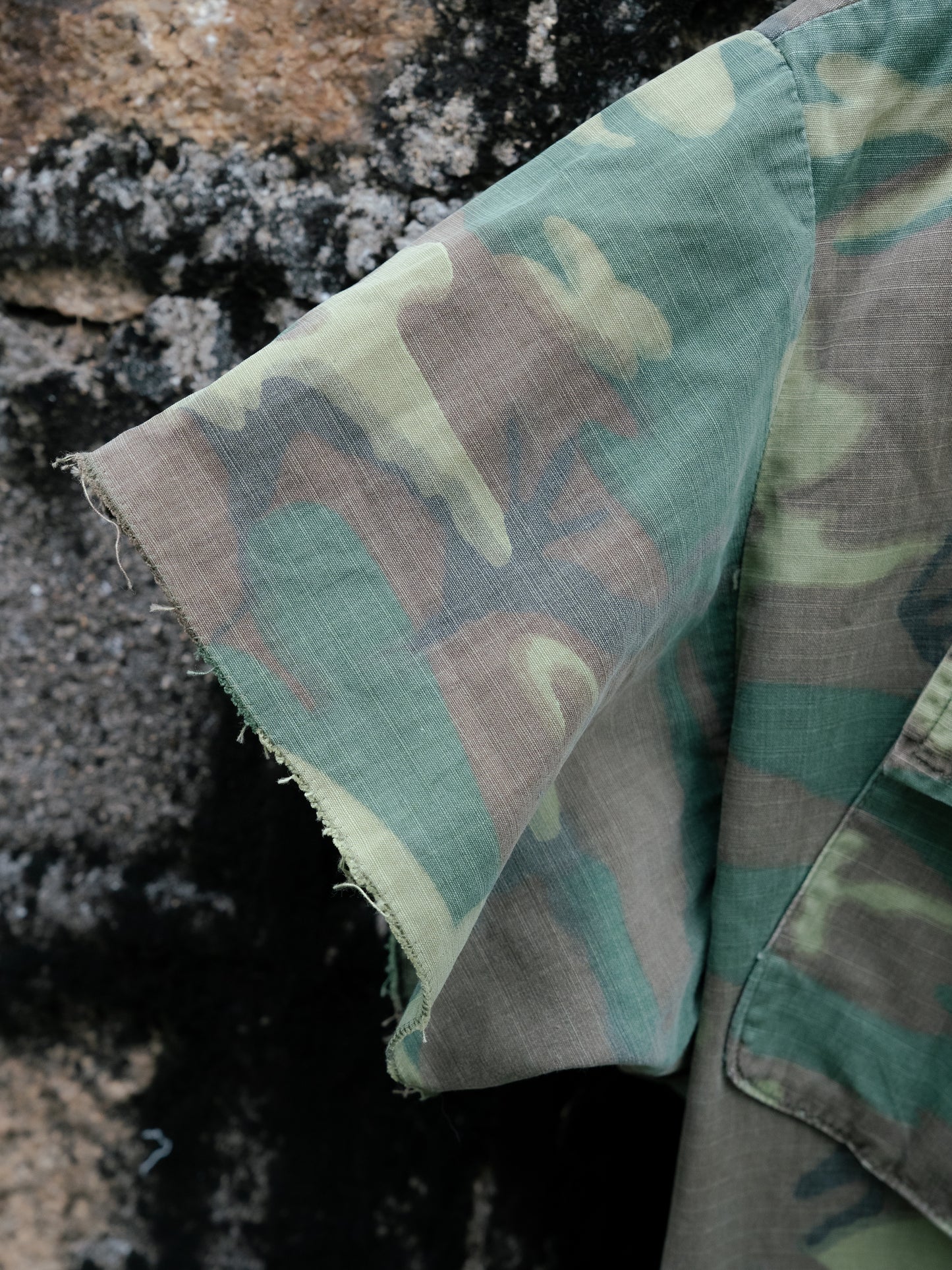 1960s U.S. Army ERDL Jungle Camouflage Fatigue Jacket - Cropped Sleeves