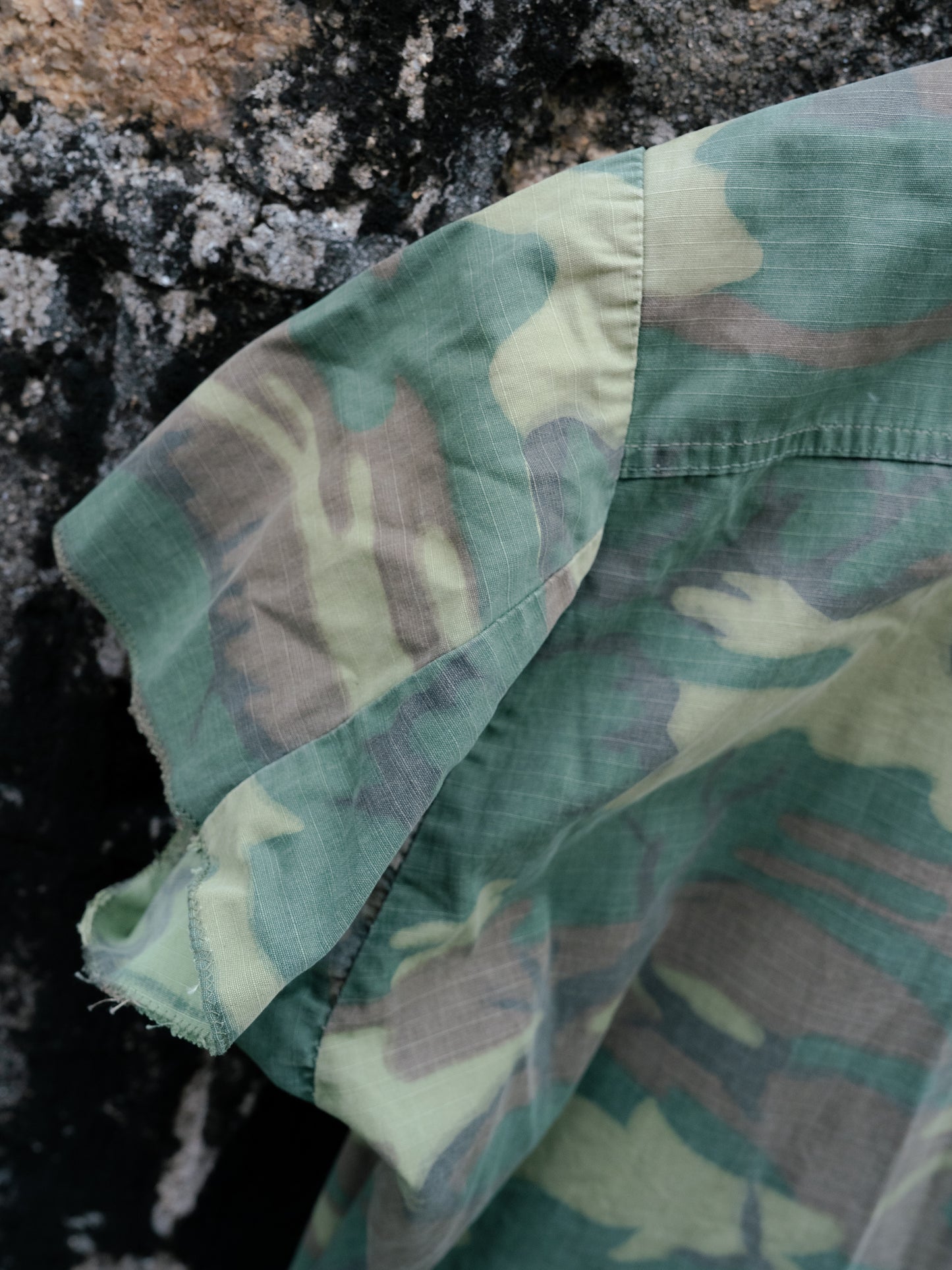 1960s U.S. Army ERDL Jungle Camouflage Fatigue Jacket - Cropped Sleeves